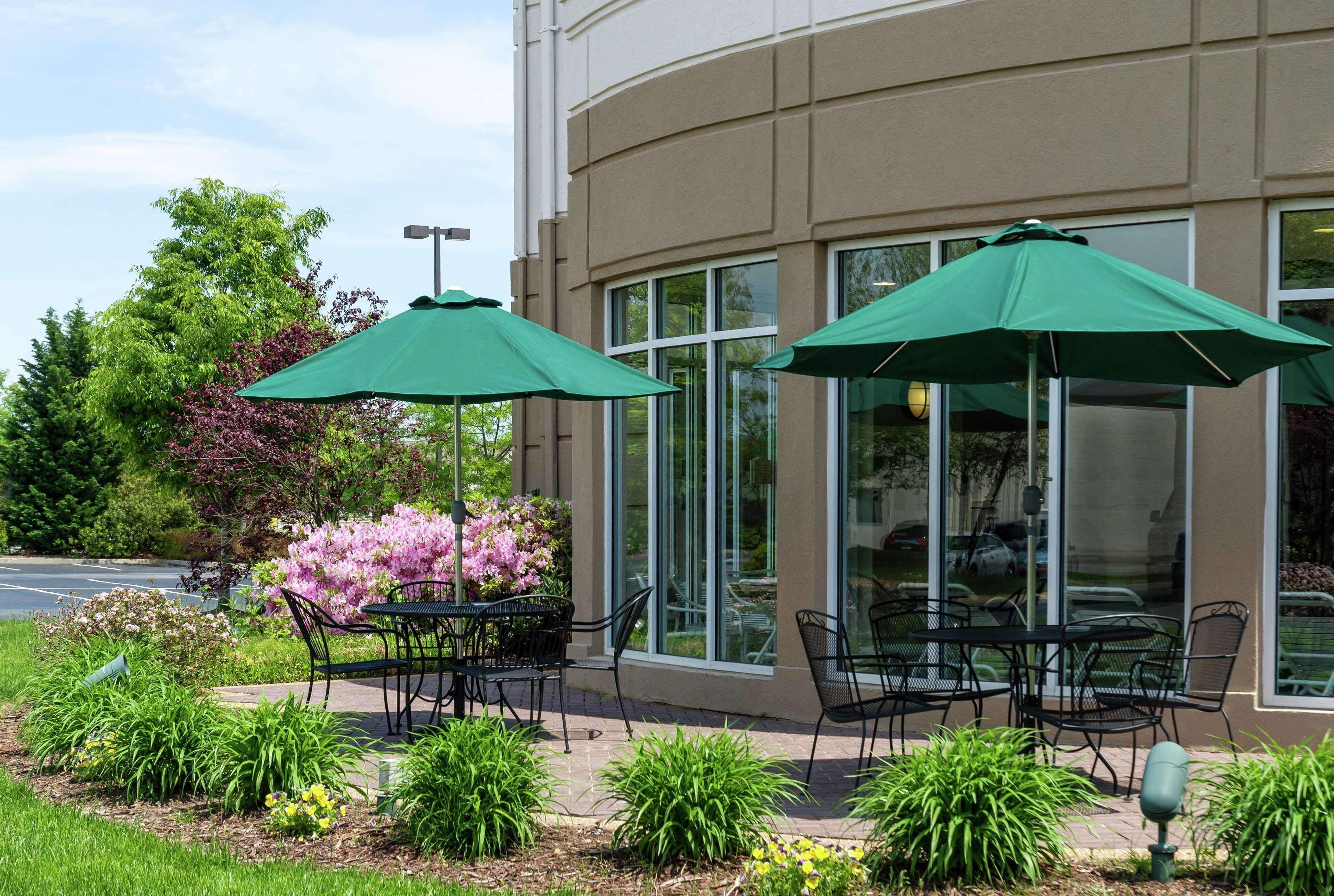 Hilton Garden Inn Newport News Exterior foto