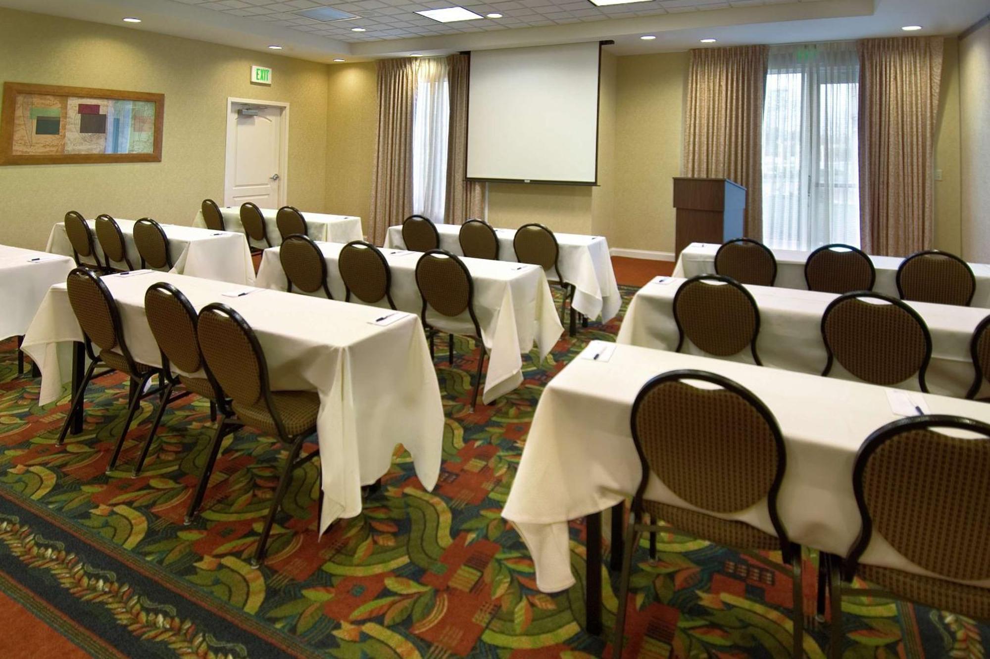 Hilton Garden Inn Newport News Exterior foto
