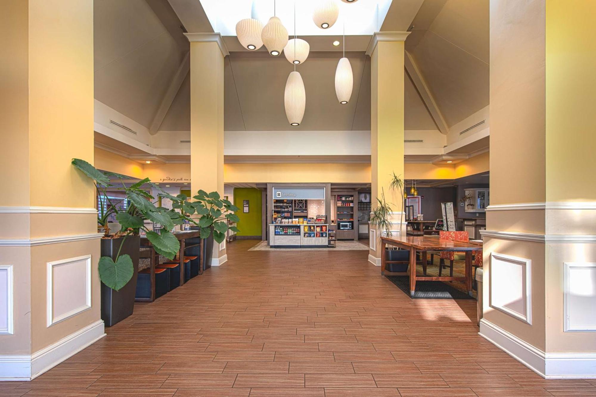 Hilton Garden Inn Newport News Exterior foto
